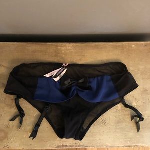 NWT VINTAGE Victorias Secret bikini undies size L - matching top in closet
